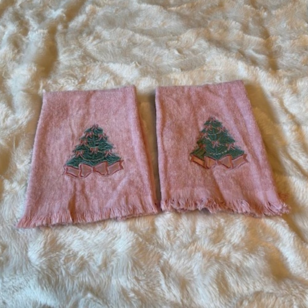 2/30 Prestige Christmas Rose Coloured with Christmas Tree hand towels
